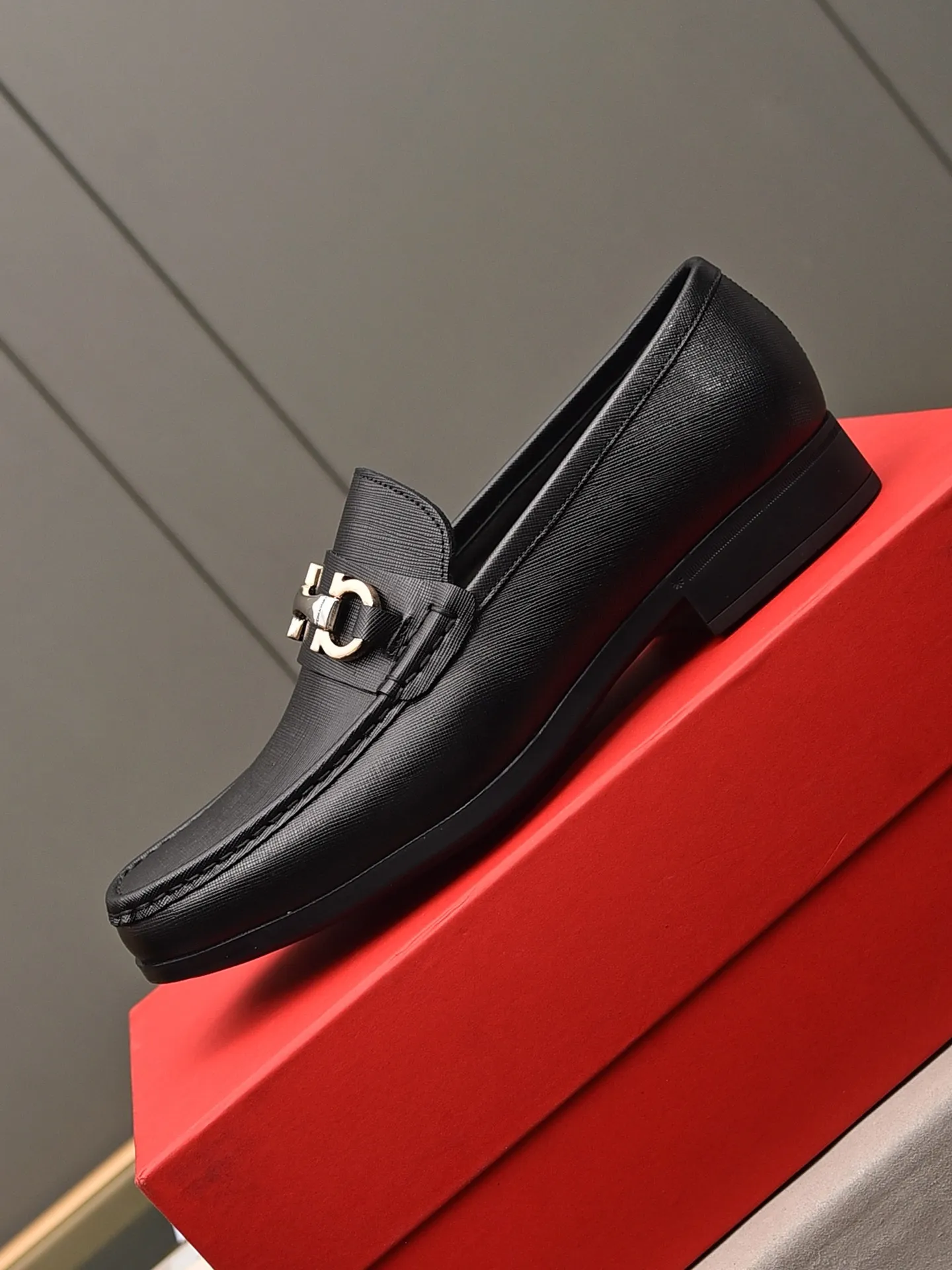 Men's shoes 💰: 460 [Original running volume and quality] Brand: Ferragamo (Ferragamo) Size: Men's size 38/44 (45 can be customized) Grade: Same style as the official website High-end quality men's shoes Material: Original first-layer calfskin Water-dyed cowhide lining Original outsole Style categories: Men's fashion formal business casual leather shoes Slip-on men's high-top series Young fashion European and American trends British style Casual matching Comfortable on the feet